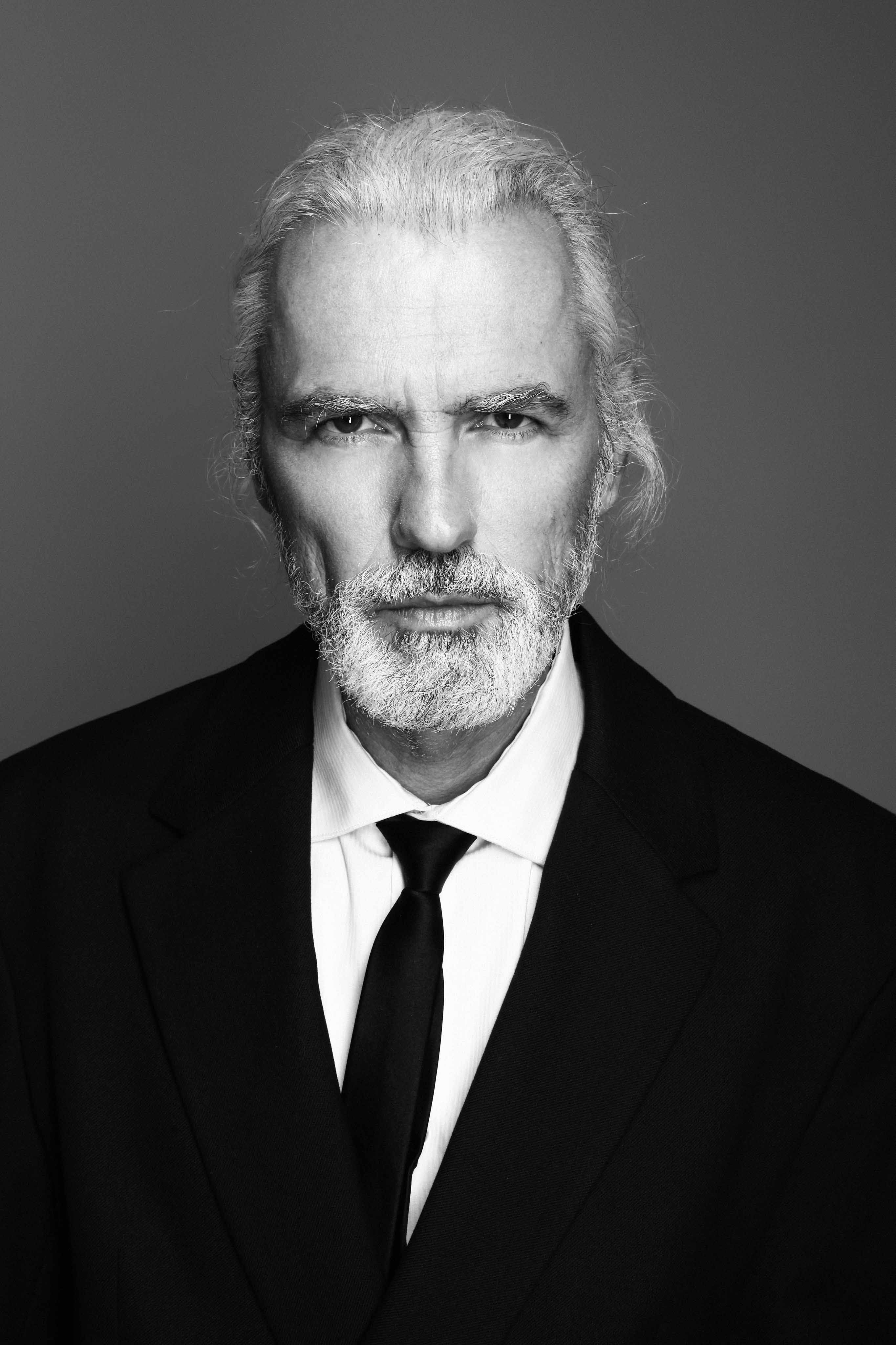 Robert R